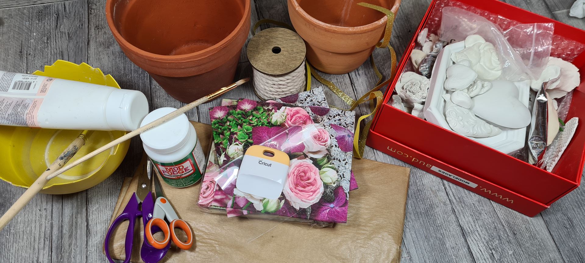 décorer-sespot-de-fleurs-avec-des-serviettes-en-papier-plâtre-peinture-diy-facile-jardin-intérieur